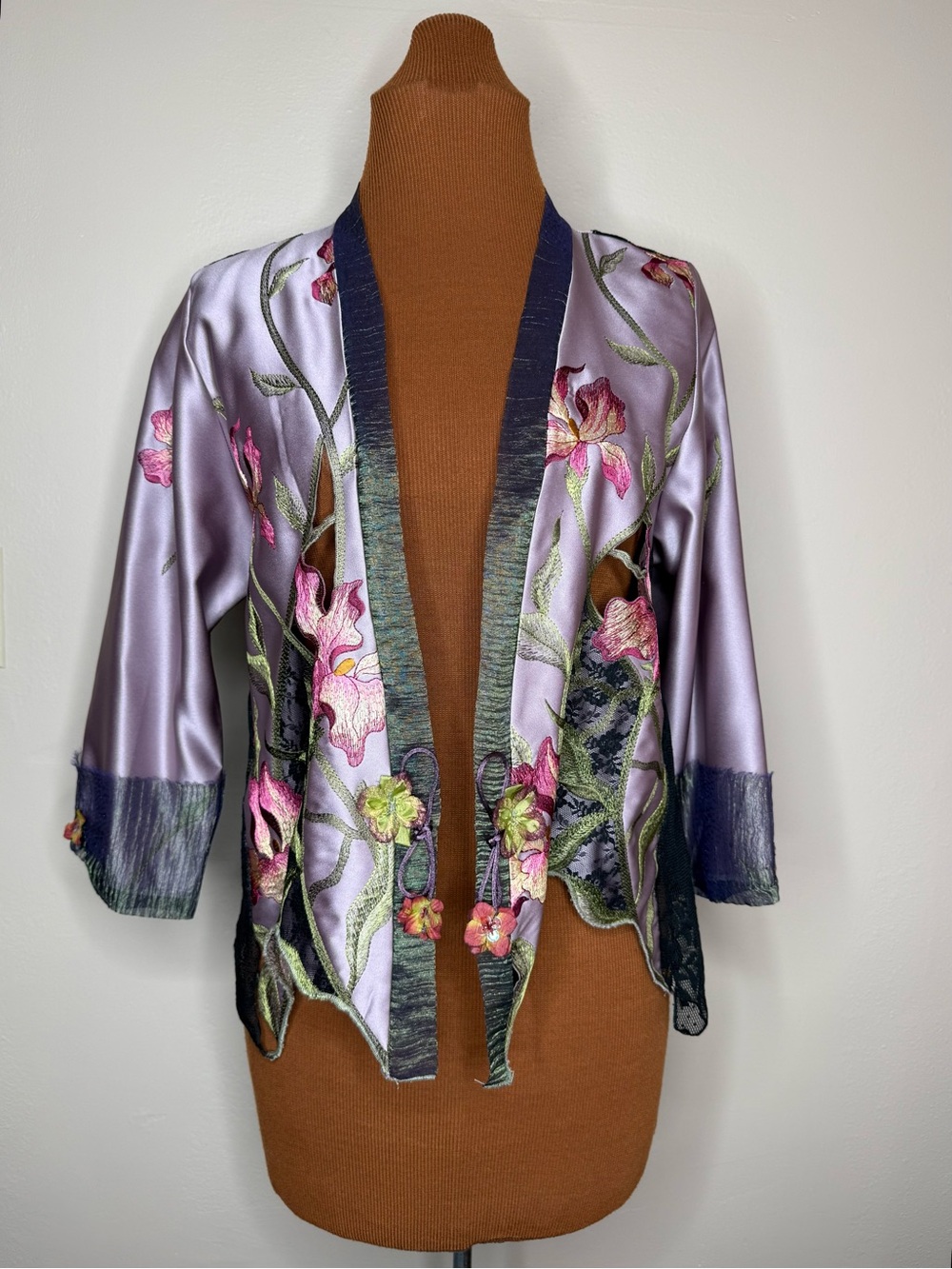 Lee Andersen “Art To Wear” Lilac Satin Floral Embroidered Kimono Blazer Medium